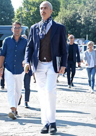 Comment porter un blazer bleu avec des chaussures derby en daim bleues