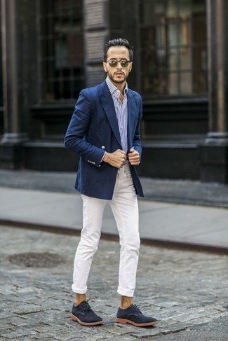 Comment porter un blazer bleu avec des chaussures derby en daim bleues