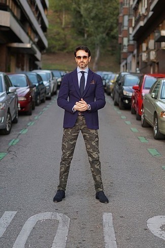 Comment porter un blazer bleu avec des chaussures derby en daim bleues