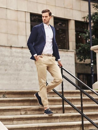 Comment porter un blazer bleu avec des chaussures derby en daim bleues