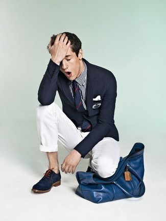 Comment porter un blazer bleu avec des chaussures derby en daim bleues