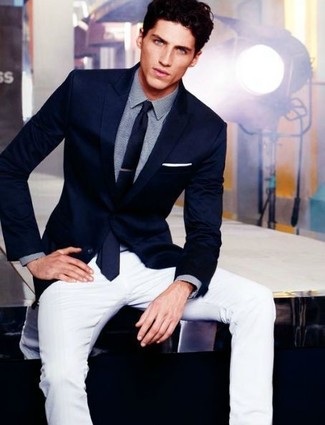 Comment porter un blazer bleu avec un jean blanc
