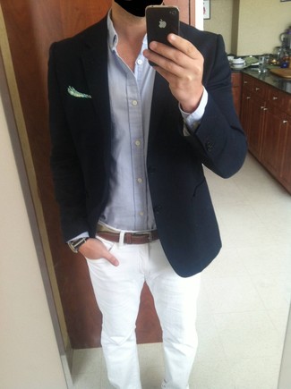 Comment porter un blazer bleu avec un jean blanc