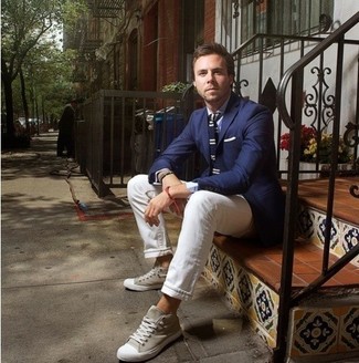 Comment porter un blazer bleu avec un jean blanc