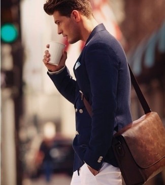 Comment porter un blazer bleu avec un jean blanc
