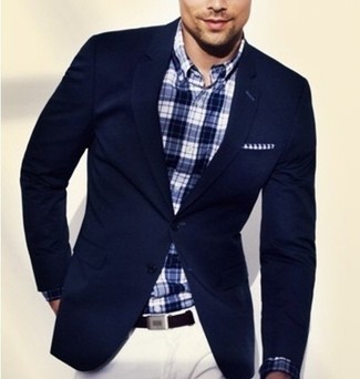 Comment porter un blazer bleu avec un jean blanc