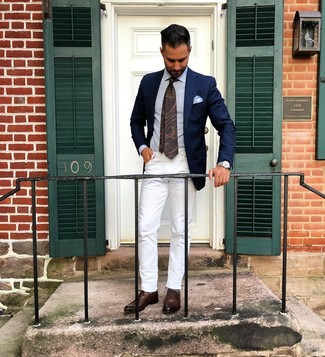 Comment porter un blazer bleu avec un jean blanc