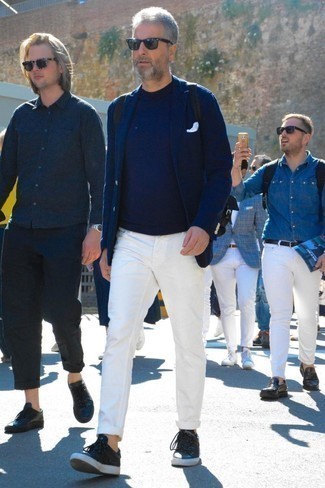 Comment porter un blazer bleu avec un jean blanc