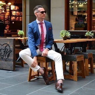 Comment porter un blazer bleu avec un jean blanc