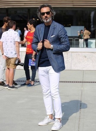 Comment porter un blazer bleu avec un jean blanc
