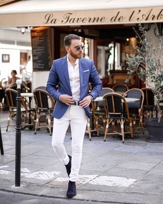 Comment porter un blazer bleu avec un jean blanc