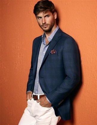 Comment porter un blazer bleu avec un jean blanc