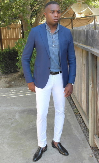 Comment porter un blazer bleu avec un jean blanc