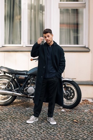 Comment porter un blouson aviateur bleu quand il fait froid