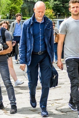 Comment porter une serviette bleue pour un style decontractés