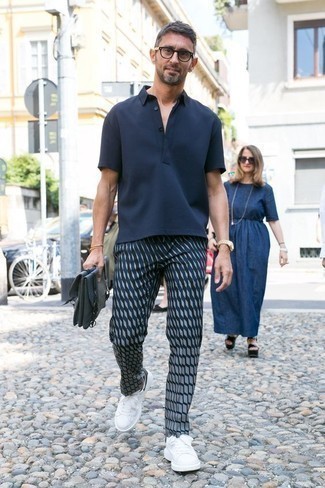 Comment porter une serviette bleue pour un style decontractés