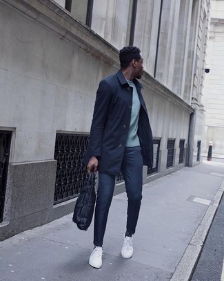 Comment porter une serviette bleue pour un style decontractés