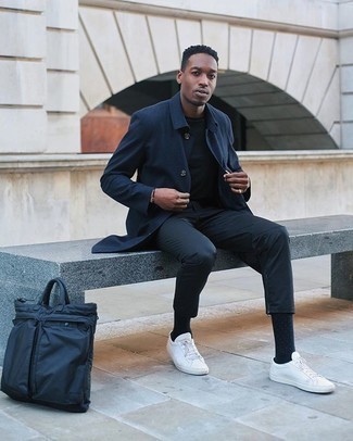 Comment porter une serviette bleue pour un style decontractés
