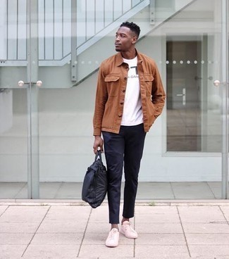 Comment porter une serviette bleue pour un style decontractés