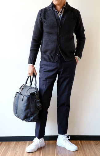 Comment porter une serviette bleue pour un style decontractés