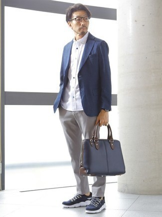 Comment porter une serviette bleue pour un style decontractés
