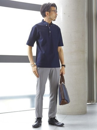 Comment porter une serviette bleue pour un style decontractés