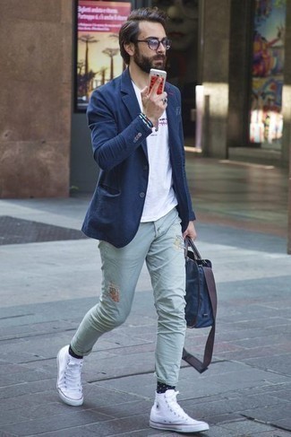 Comment porter une serviette bleue pour un style decontractés