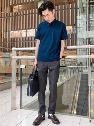 Comment porter une serviette bleue quand il fait très chaud