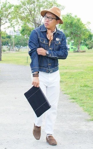 Comment porter une pochette en toile bleue quand il fait chaud