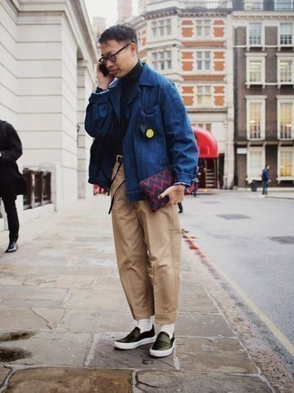 Comment porter une pochette en toile bleue au printemps