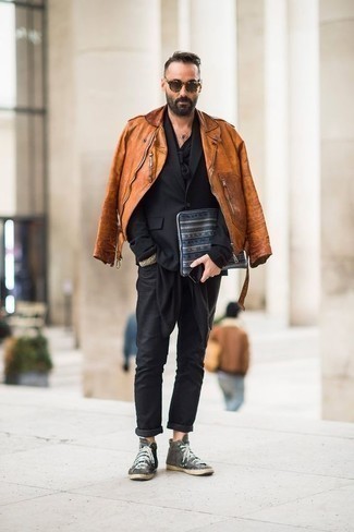 Comment porter une pochette en toile bleue