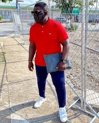 Comment porter une pochette en toile bleue