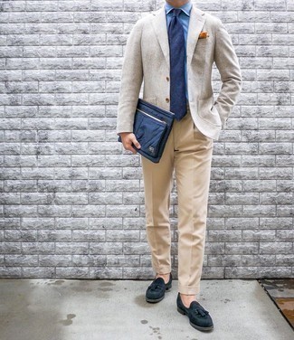 Comment porter une pochette en toile bleue au printemps