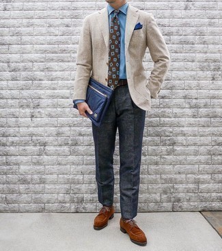 Comment porter une pochette en toile bleue au printemps