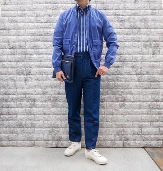 Comment porter une pochette en toile bleue au printemps