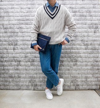 Comment porter une pochette en toile bleue au printemps