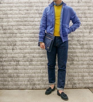 Comment porter une pochette en toile bleue quand il fait chaud