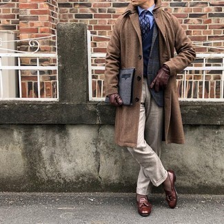 Comment porter une pochette en toile bleue
