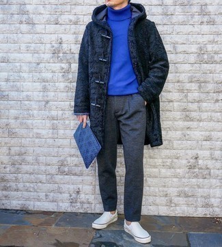 Comment porter une pochette en toile bleue