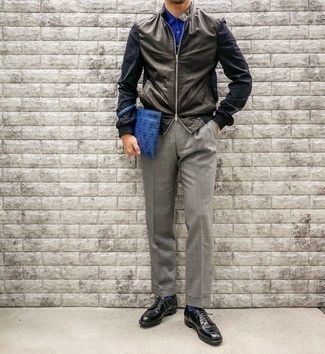 Comment porter une pochette en toile bleue