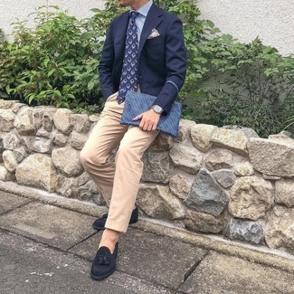 Comment porter une pochette en toile bleue