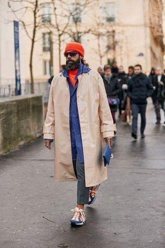 Comment porter une pochette en toile bleue