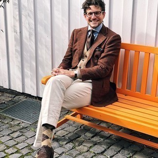 Comment porter une pochette de costume à carreaux bleue en automne