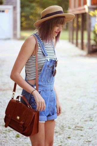 Comment porter une salopette-short en denim bleue