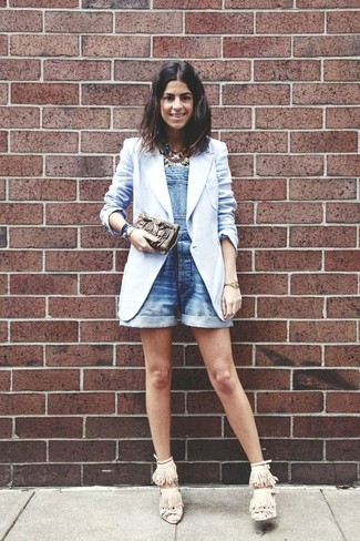 Comment porter une salopette-short en denim bleue