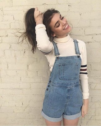 Comment porter une salopette-short en denim bleue