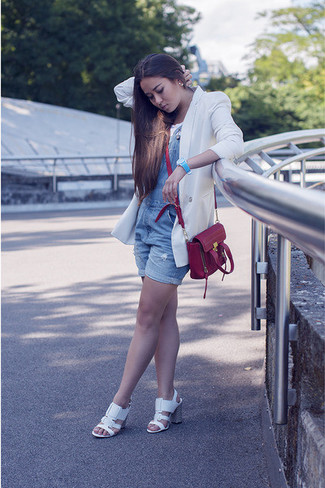 Comment porter une salopette-short en denim bleue