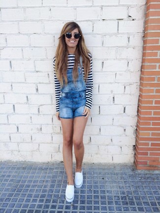 Comment porter une salopette-short en denim bleue