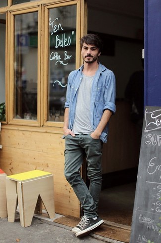 Des baskets basses à porter avec une chemise en jean bleue