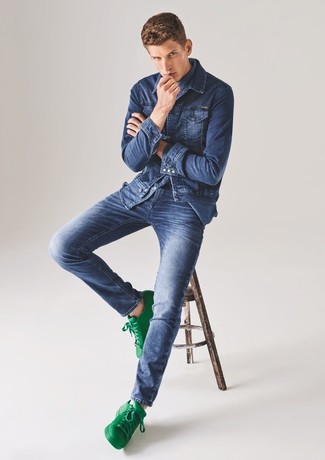 Des baskets basses à porter avec une chemise en jean bleue